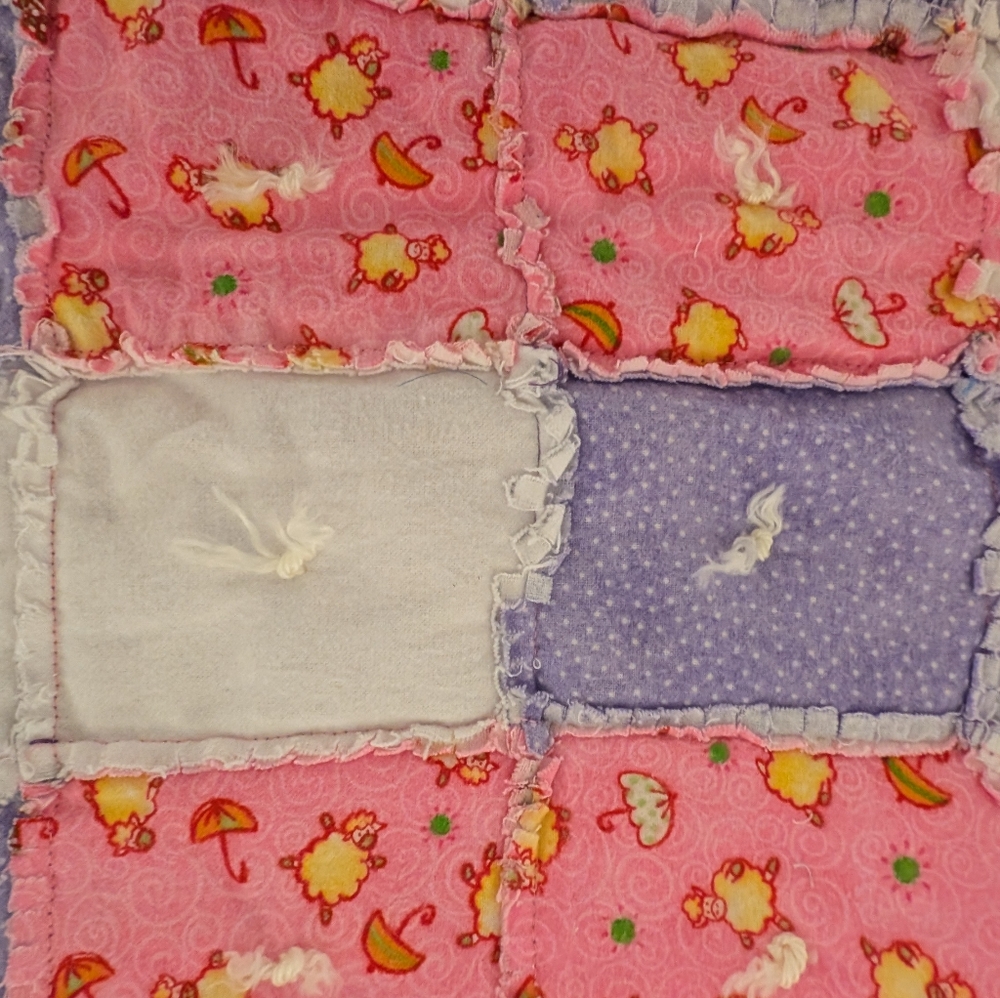 Adorable handmade quilt - Picture 4 of 7